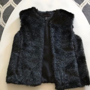 Black fur vest the limited